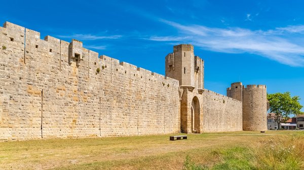 Comment votre séjour à Aigues-Mortes peut-il devenir une plongée dans l'histoire médiévale ?